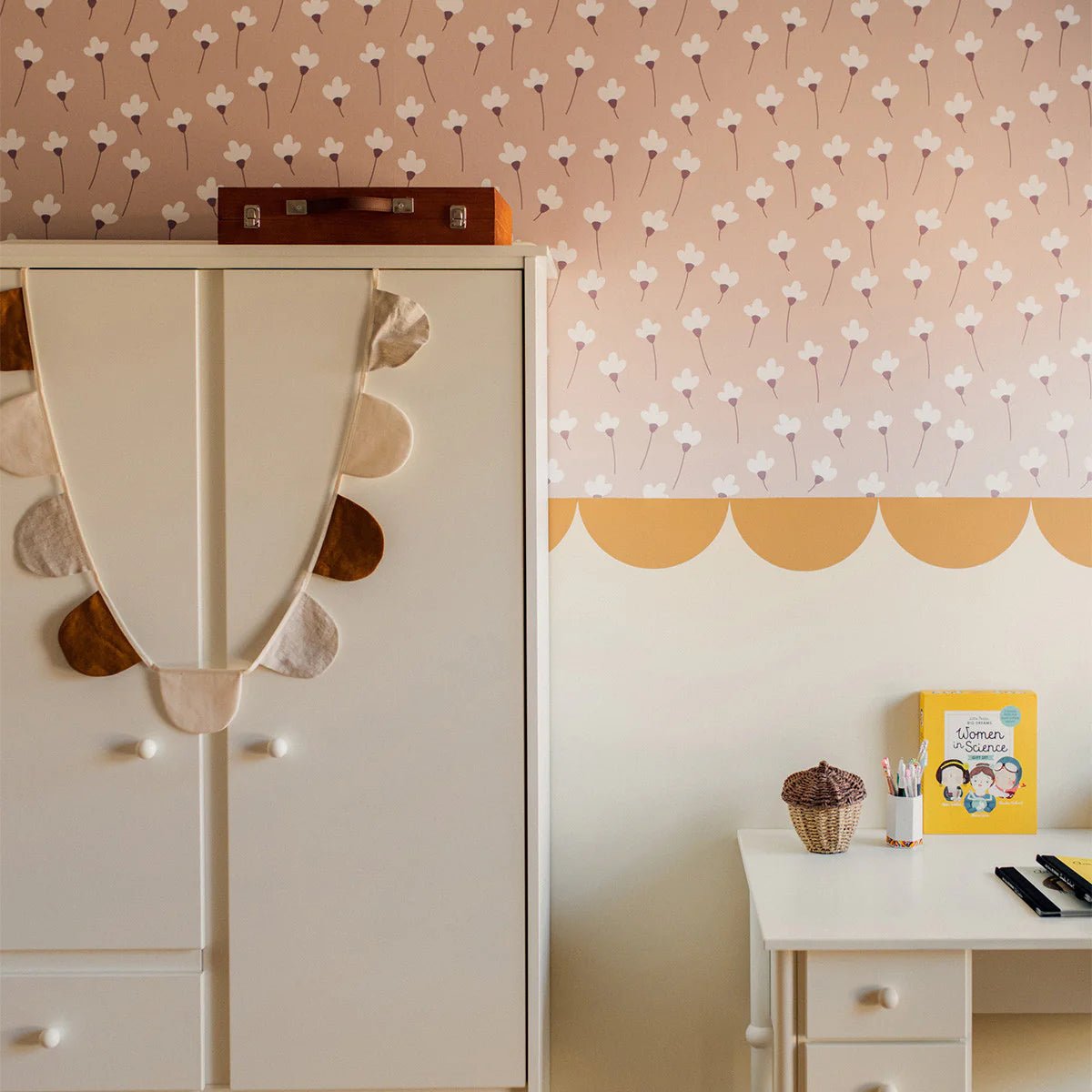 Wallpaper - Simple Daisies on Powder Pink - Le Petit Marché Home Furniture