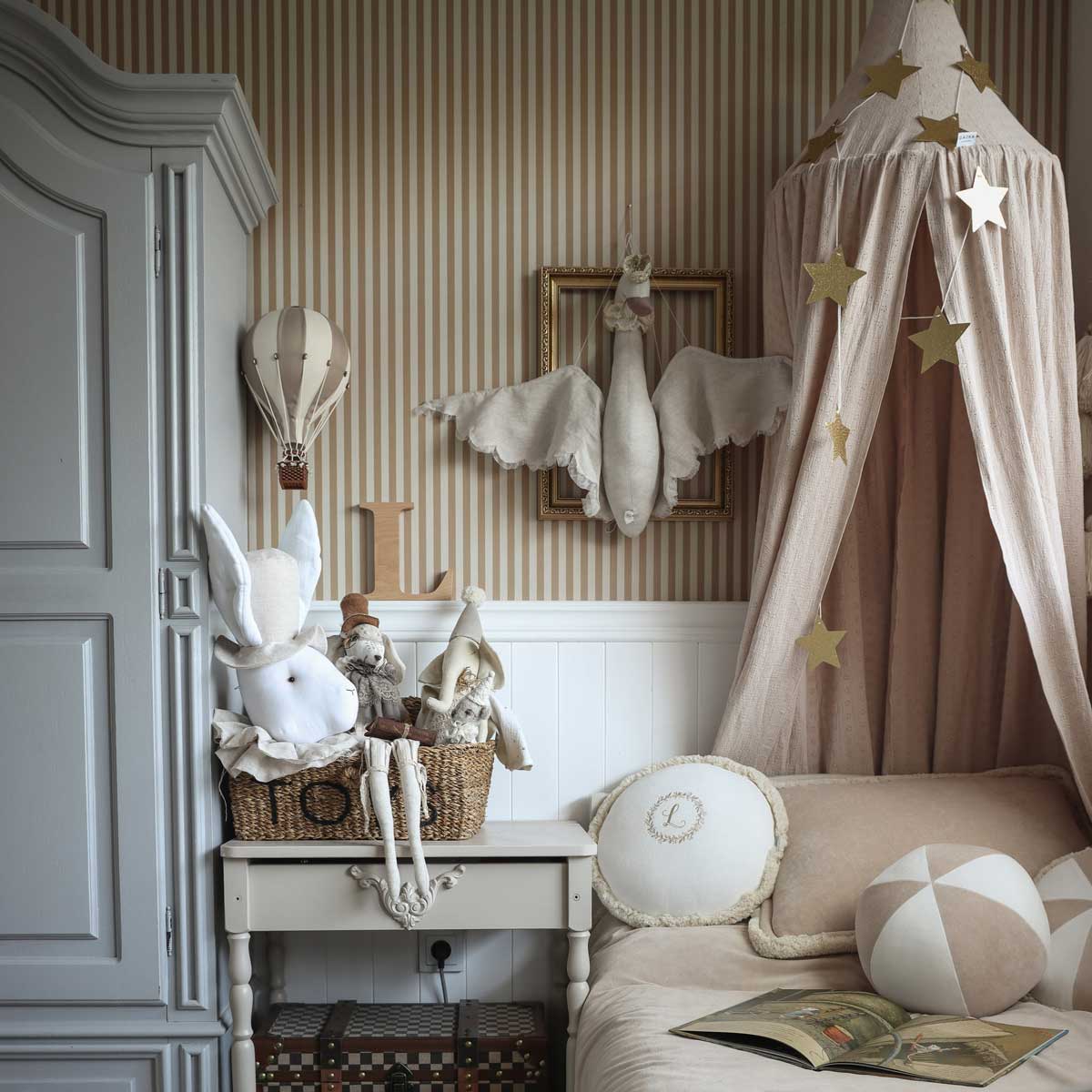 Wallpaper - Simple Vintage Stripes Beige Brown - Le Petit Marché Home Furniture